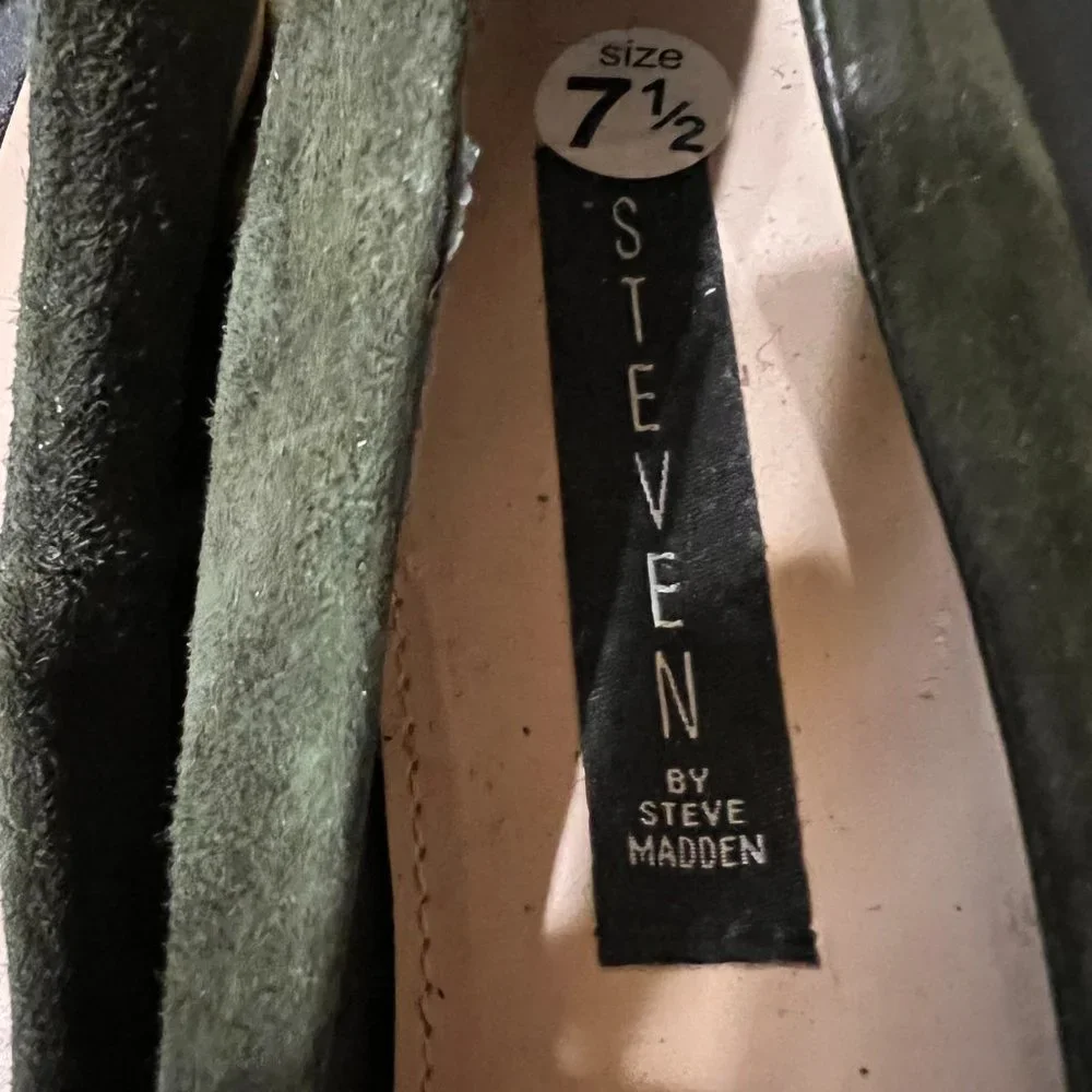 Steve Madden size 7.5 green suede